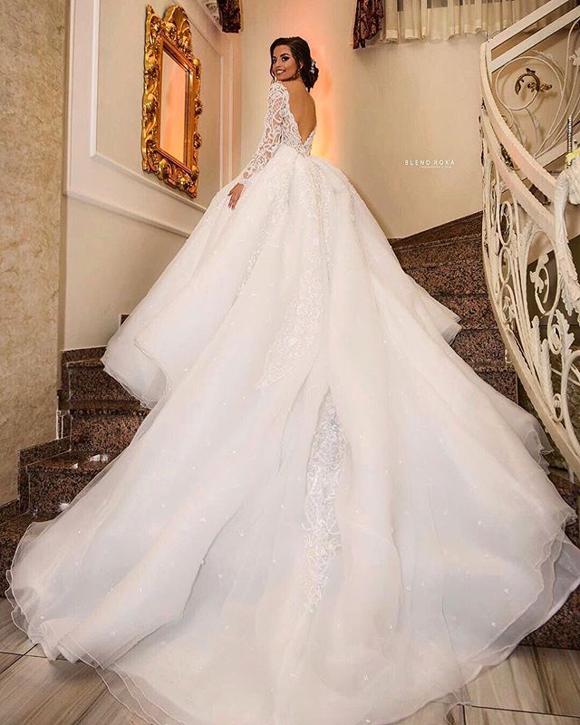 2020 New Arrival Wedding Gowns A Line V Neck Long Sleeve Plus Size Wedding Dresses Sweep Train Tulle Lace Applique Hollow Bridal Gowns