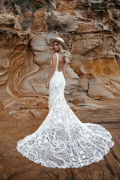 2020 Mermaid Wedding Dresses Deep V Neck Sexy Backless Lace Appliqued Country Wedding Dress Custom Made Sweep Train Beach Bridal Gowns