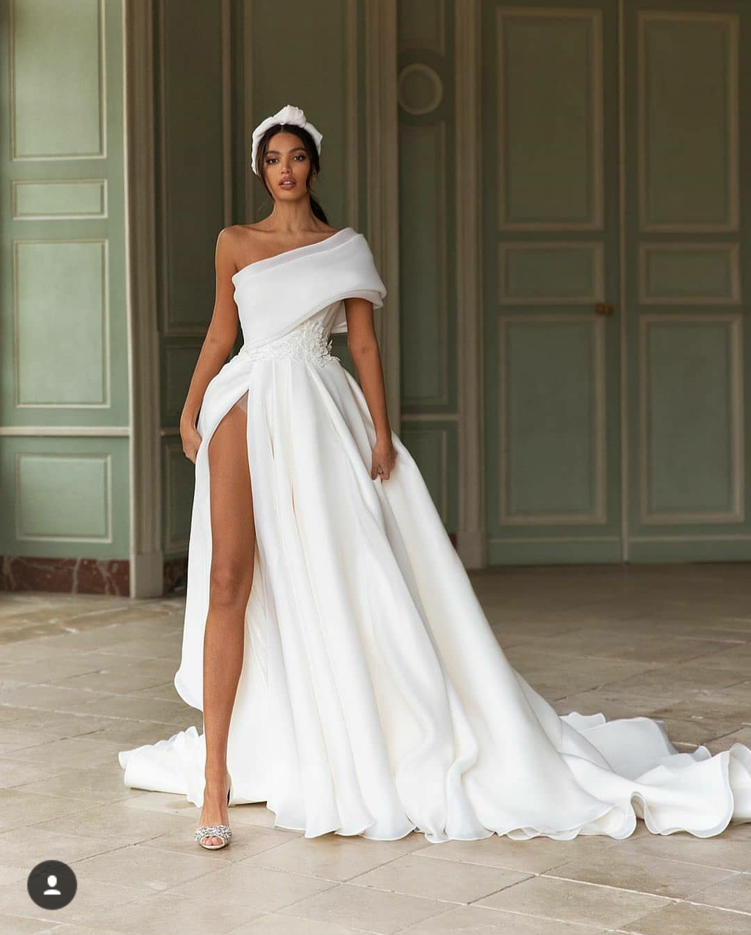 One Shoulder Float Wedding Dresses Thigh High Slit Appliqued 2020 New Bridal Gowns with Big Bow Sweep Train Robe De Mariee