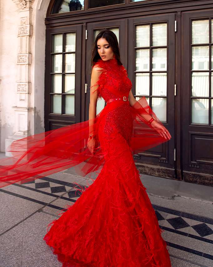 Oksana Mukha Red Prom Dresses Floor Length Lace Applique Beaded Mermaid Evening Dress with High Collar Feathers Formal Party Dresses