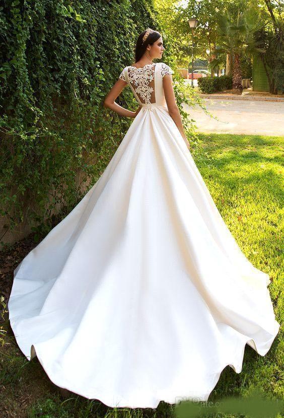 2020 Short Sleeve A Line Satin Lace Beach Wedding Dresses Gorgeous Appliques Princess Court Train Bride Gown Vestido de Noiva