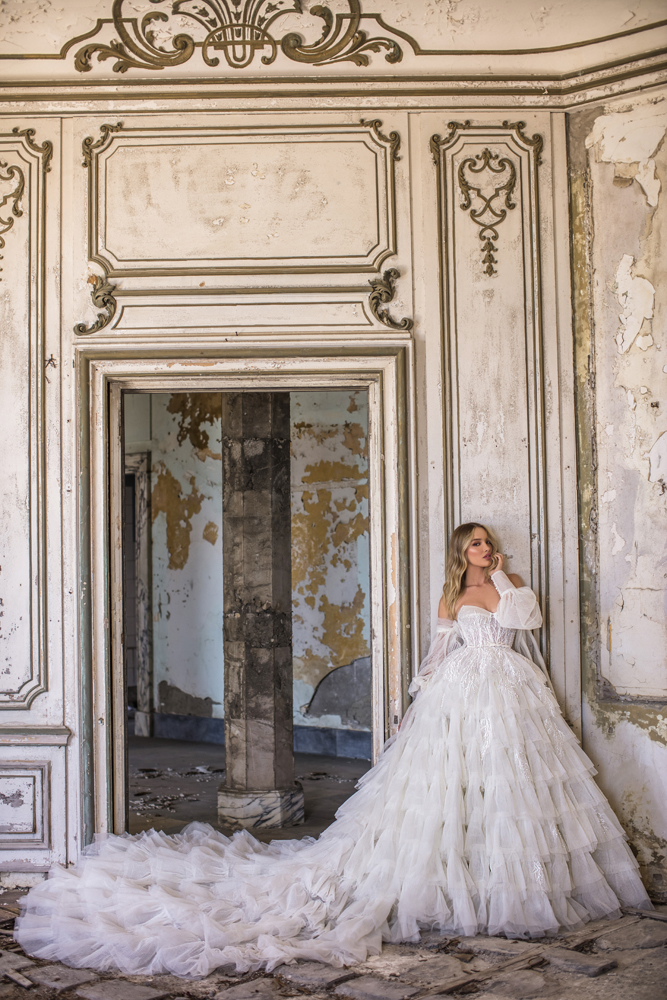 Gorgeous Wedding Dresses Sweetheart Lace Appliques Tiered Skirts Bridal Gowns A Line Sweep Train Beach Wedding Dress Plus Size