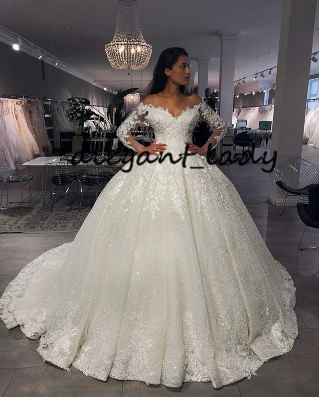 Vintage Off Shoulder Wedding Dresses 2019 Long Sleeve V Neck Applique puffy princess luxury Drapted Castle Long Bridal Gown