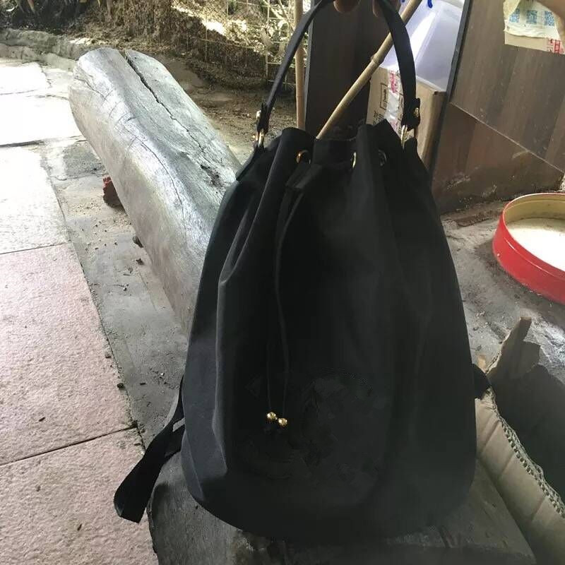 Classic sewing logo Bucket bag 2 color shopping Bag classic pattern Tote With strap with tag perfect size
Classic sewing logo Bucket bag 2 color shopping Bag classic pattern Tote With strap with tag perfect size