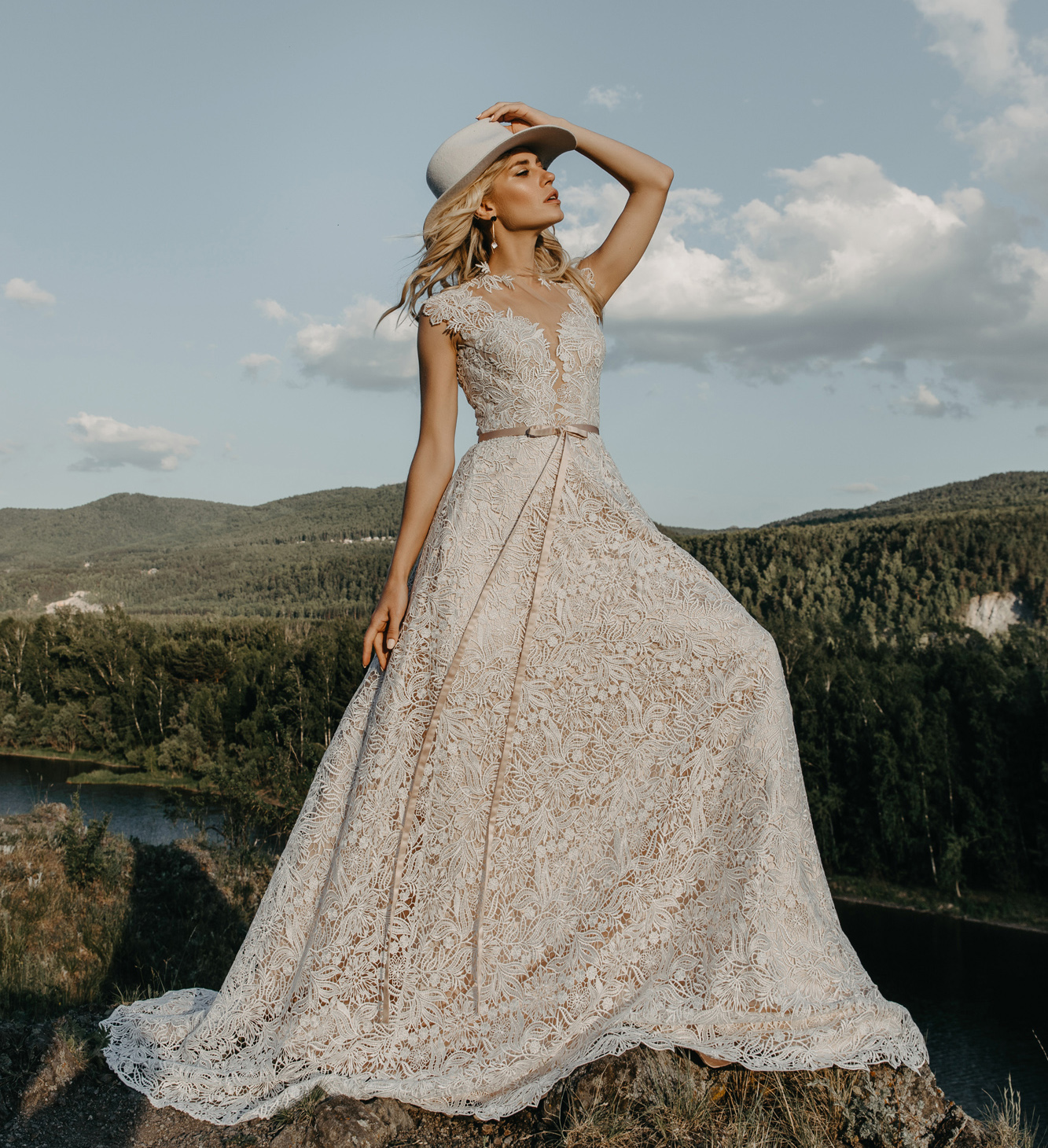 Bohemian Wedding Dresses Jewel Neck A Line Appliqued Cap Sleeves Boho Wedding Dress Sweep Train Lace Cheap Vestidos De Novia