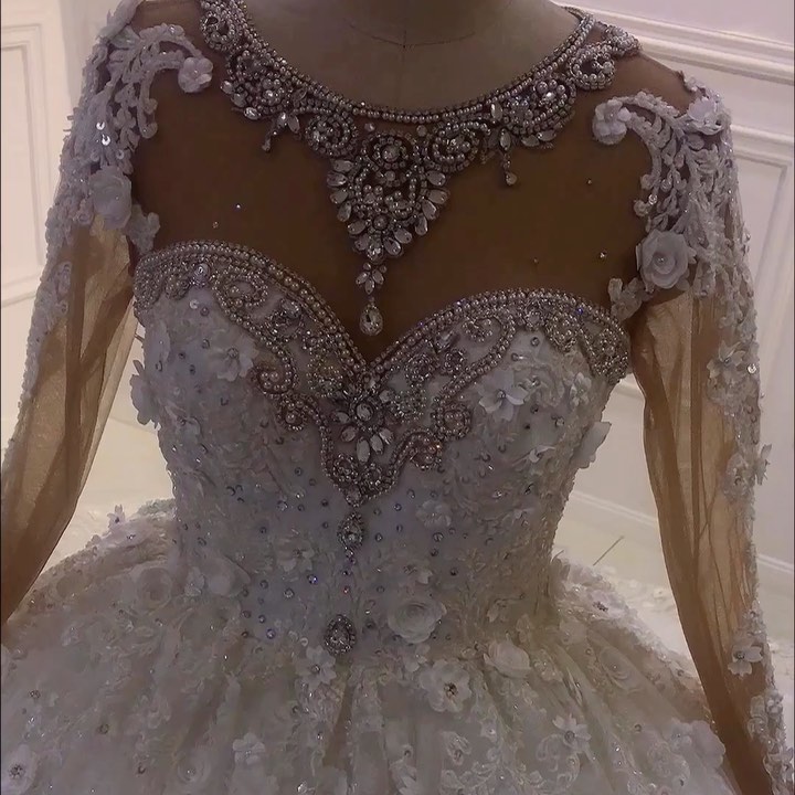 Vintage Long Sleeves Ball Gown Dubai Wedding Dresses Sheer Crew Neck Lace Appliques Beaded Vestios De Novia Bridal Gowns With Buttons