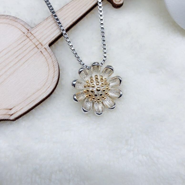 Daisy Necklace Pendant fashion Wedding jewelry Lovely Imitation 925 Sterling Silver Jewelry Plated Silver Necklaces Vibrant sun flower
Daisy Necklace Pendant fashion Wedding jewelry Lovely Imitation 925 Sterling Silver Jewelry Plated Silver Necklaces Vibrant sun flower