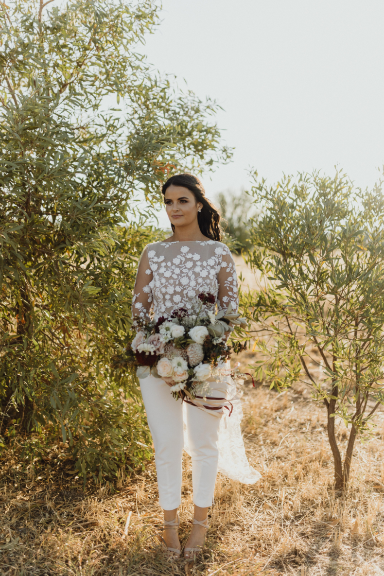2020 Fashion Wedding Jumpsuits Jewel Neck Lace Appliques Bridal Pants Suit Beach Wedding Dress Long Sleeve Vestidos De Novia