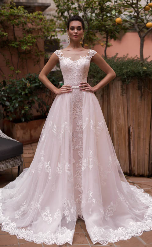New Arrival A Line Wedding Dresses Sleeveless Tulle Lace Applique Bridal Gowns Sweep Train V Neck plus Size Wedding Dress