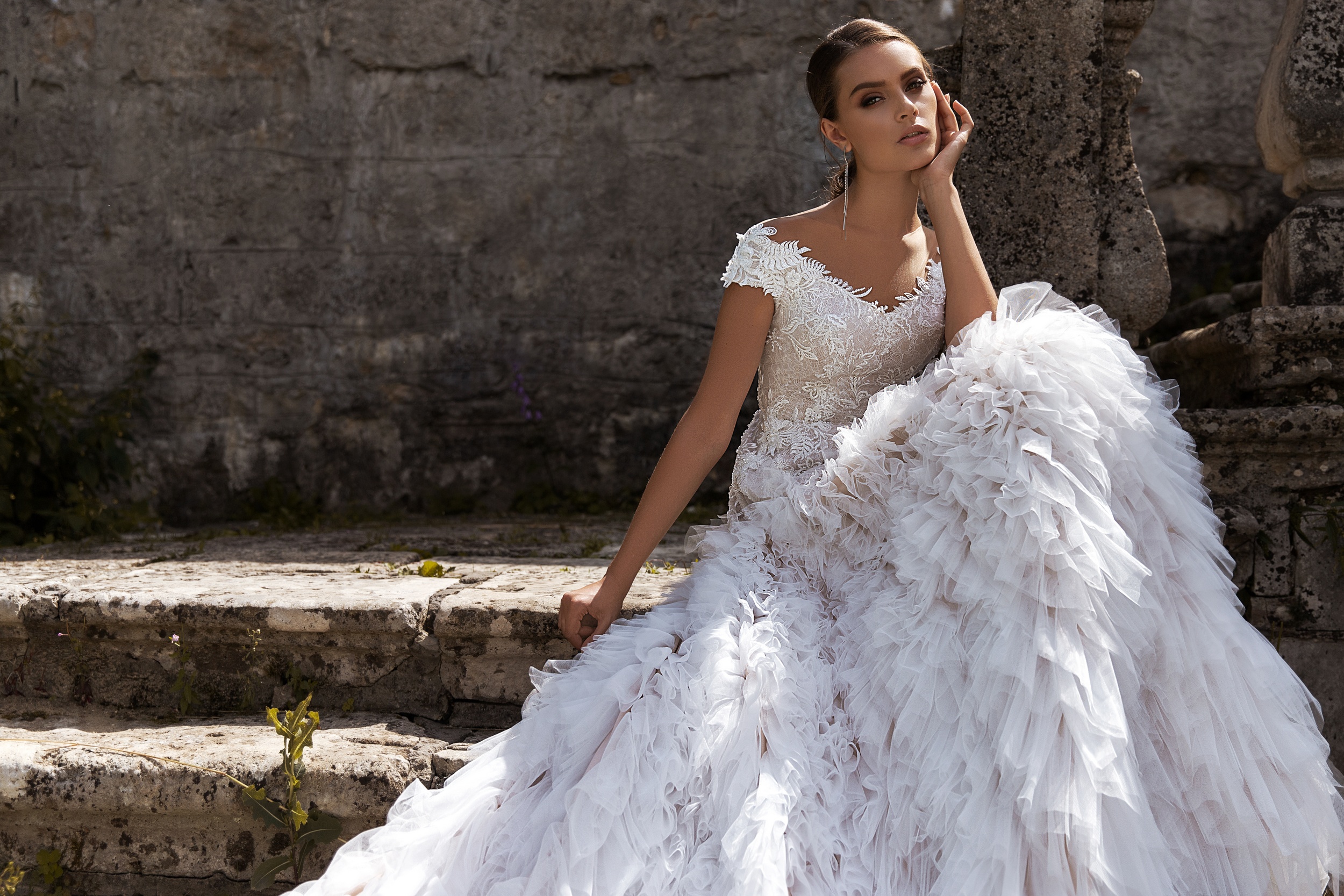 ruffles tired skirts wedding dresses appliqued lace sheer neck bridal gowns sweep train short sleeve wedding dress robe de marie