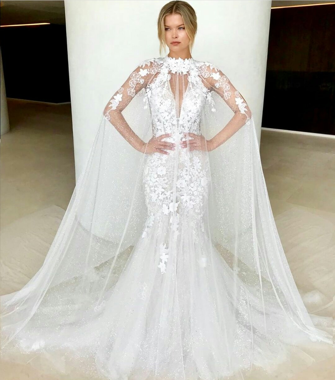 Sexy Wedding Dresses Lace Applique Halter Neck Sleeveless Mermaid Wedding Dress Detachable Cape Floor Length Bridal Dress Robe De Mariee