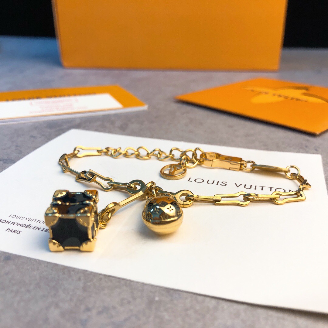 luxury jewelry women designer bracelets monogram cube egg charm bracelets high-end gold key chains elegant link top quality, White
luxury jewelry women designer bracelets monogram cube egg charm bracelets high-end gold key chains elegant link top quality, White