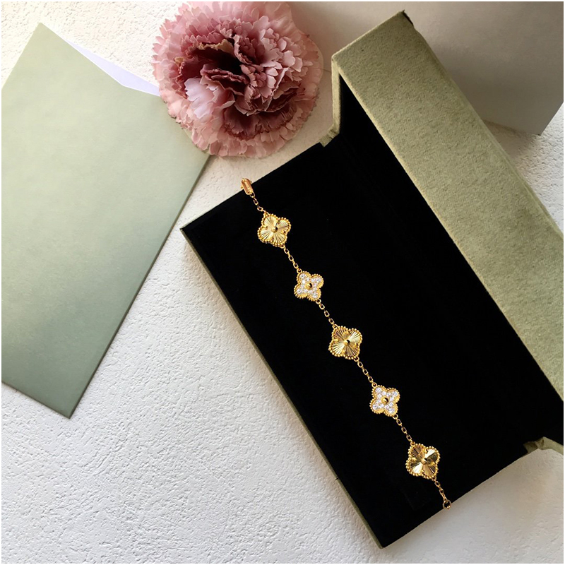 Crystal Four Leaf Clover Bracelets Bangle Letter Love Charm Diamond Jewelry for Women Girls Luxury Designer Designer Jewelry with Box, Golden;silver
Crystal Four Leaf Clover Bracelets Bangle Letter Love Charm Diamond Jewelry for Women Girls Luxury Designer Designer Jewelry with Box, Golden;silver