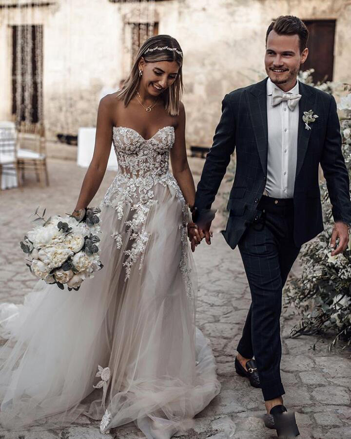 2020 Modest Elegant A Line Wedding Dresses Sweetheart Sleeveless Lace Applique Wedding Gowns Sweep Train robe de mariée
