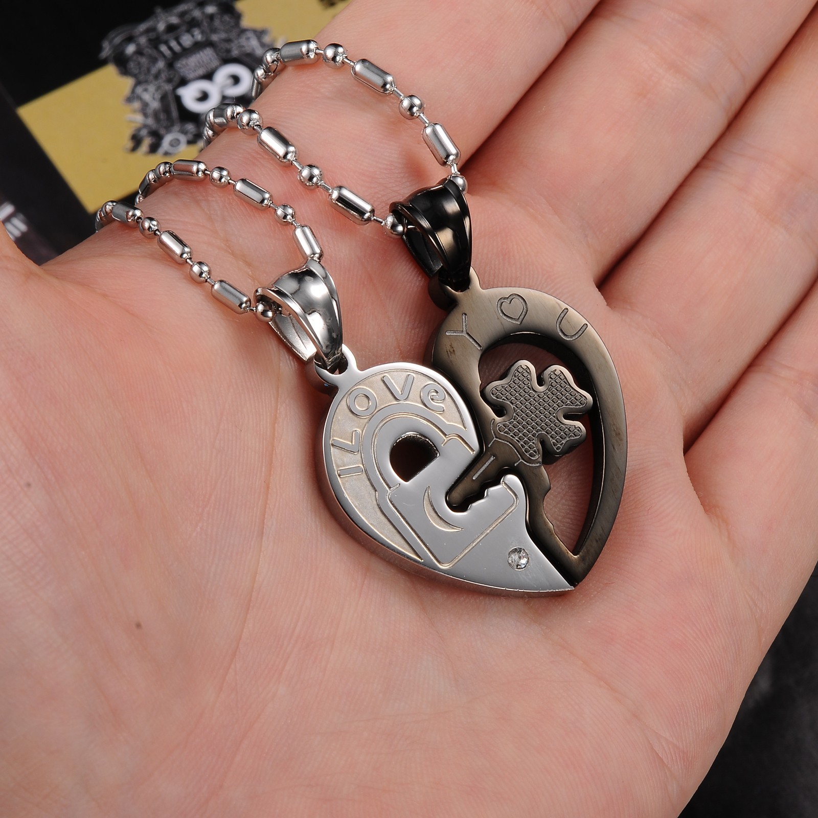 Wholesale-Jewelry Pendants heart-to-heart black-and-white jigsaw couple necklace