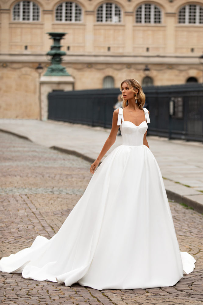 Simple Ball Gown Wedding Dresses Spaghetti Sieeveless Satin White Ruched Wedding Gowns Sweep Train robe de mariée