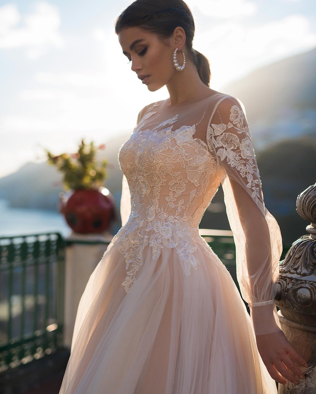Lace Appliqued Graceful Wedding Dresses Sheer Bateau Neck Long Sleeves Bridal Gowns A Line Sweep Train Tulle Robe De Marie