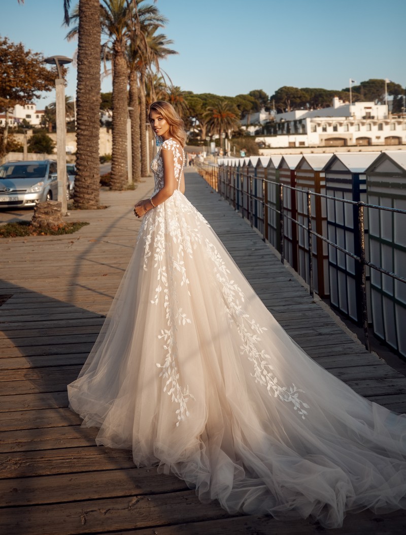 Appliqued A Attractive Line Wedding Dresses Sheer Bateau Neck Covered Buttons Back Bridal Gowns Sweep Train Tulle Robe De Marie