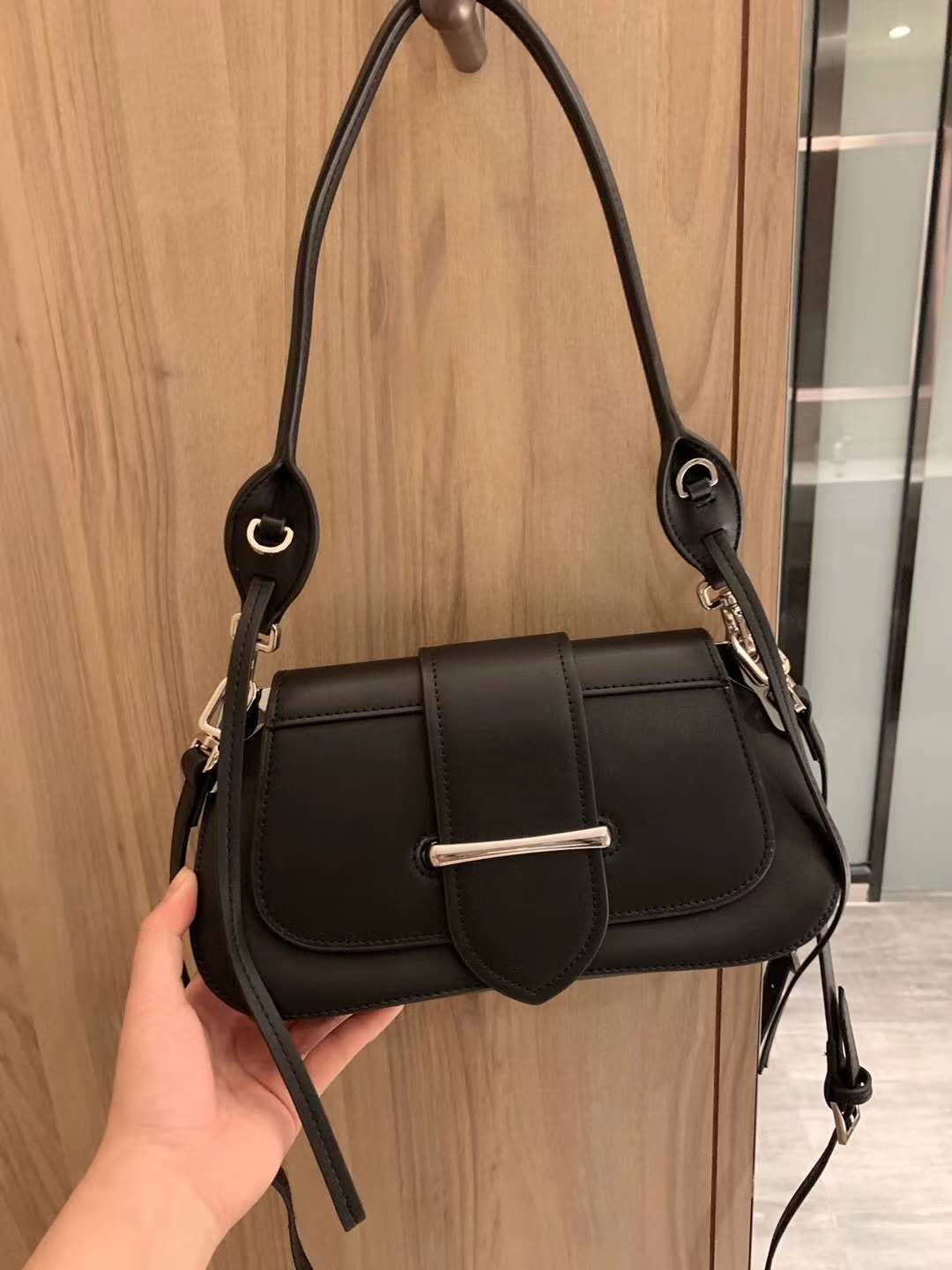 freeship ysiykiy 2020 Brand Saddle bag new Top quality Women's handbag Crescent shape handbag shoulder bag P tote purse
freeship ysiykiy 2020 Brand Saddle bag new Top quality Women's handbag Crescent shape handbag shoulder bag P tote purse