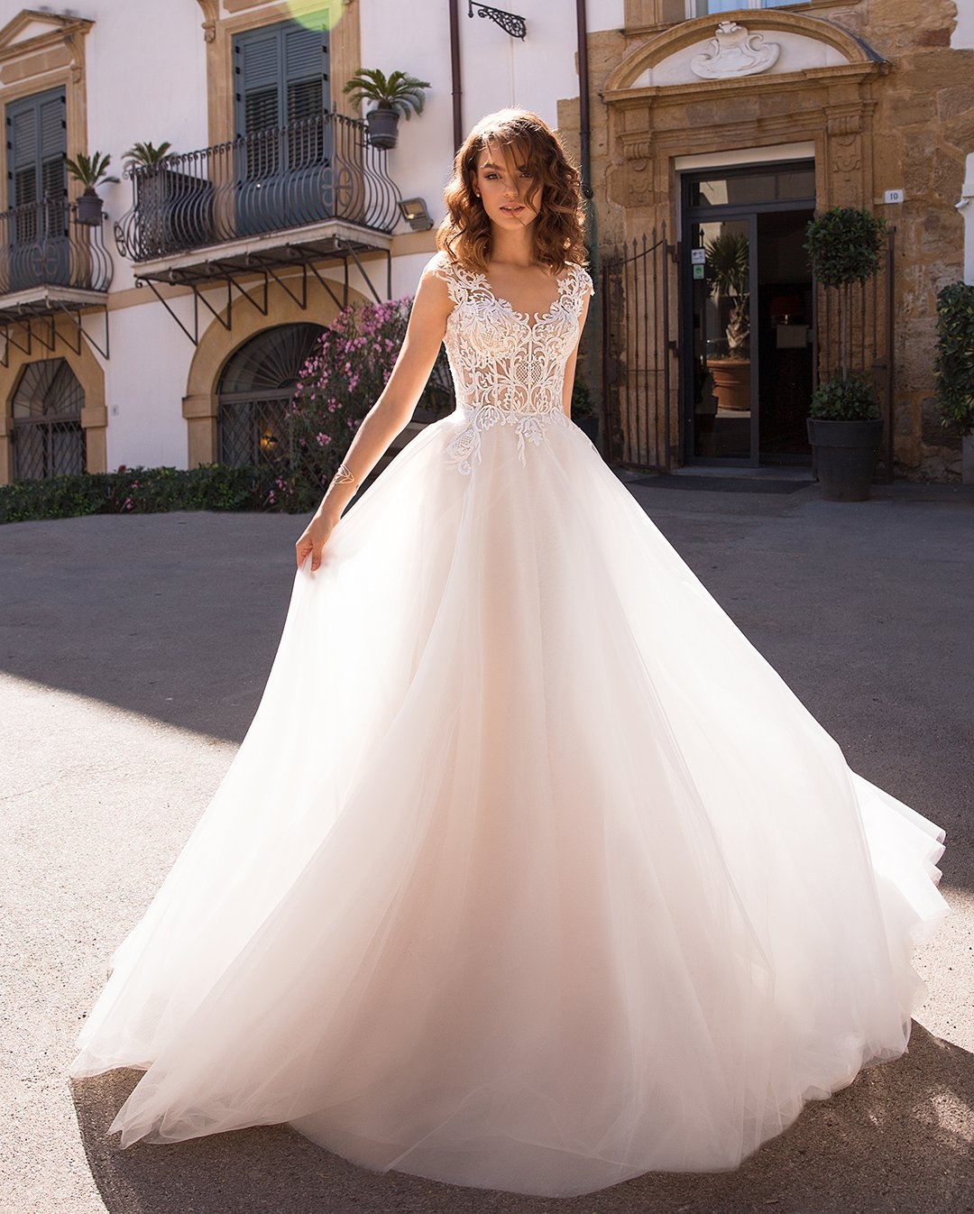 Backless Fashion Lace Wedding Dresses V Neck Bridal Gowns A Line Tulle Sweep Train Robe De Marie