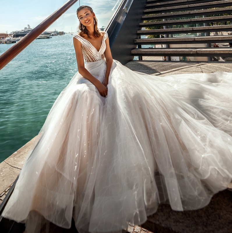 Sale Lace Hot A Line Beach Wedding Dresses V Neck Covered Buttons Back Bridal Gowns Sweep Train Tulle Robe De Marie