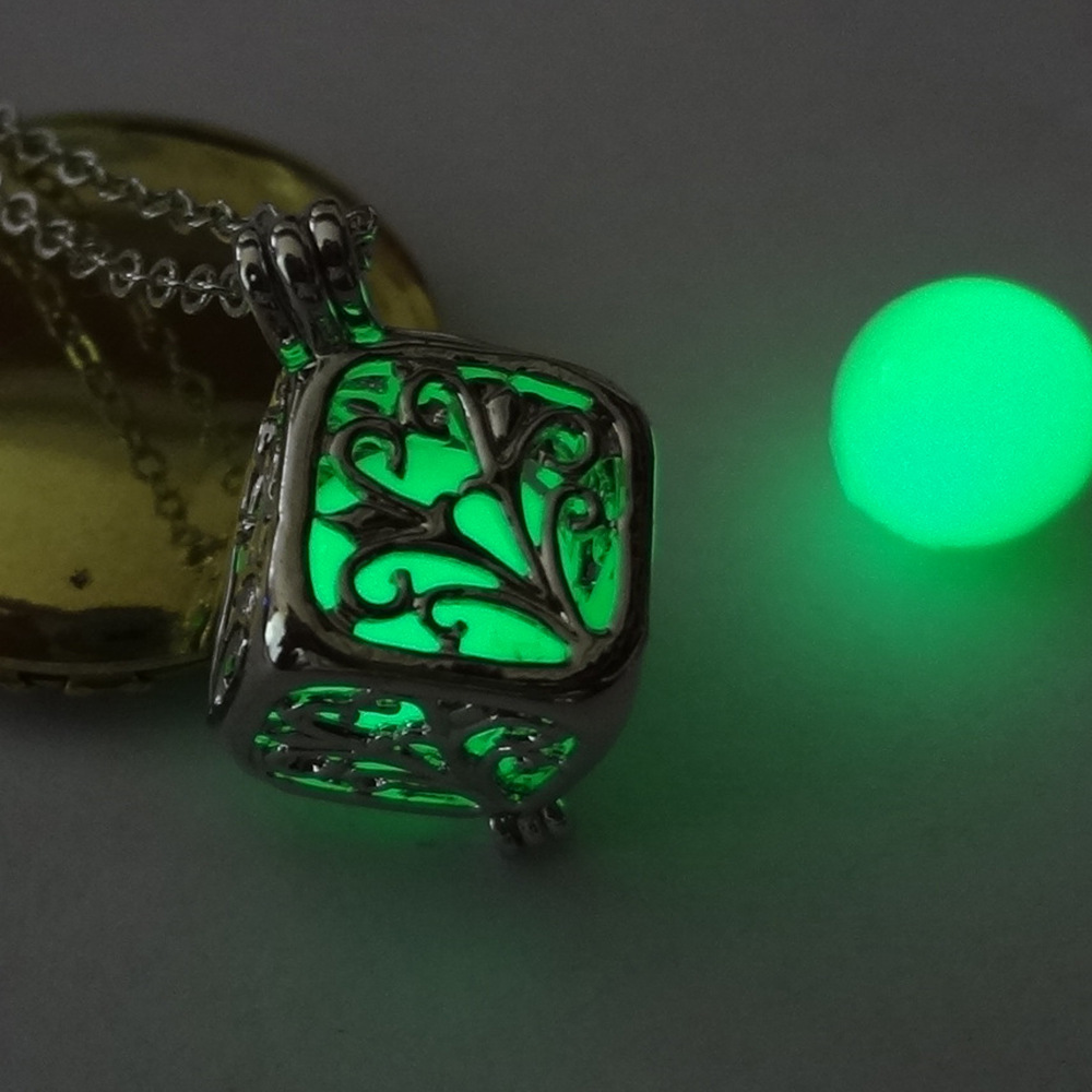 Hollow Out Noctilucent Block Life Tree Necklace Luminescence Magic Cube Pendeloque Cut Halloween Accessories
Hollow Out Noctilucent Block Life Tree Necklace Luminescence Magic Cube Pendeloque Cut Halloween Accessories