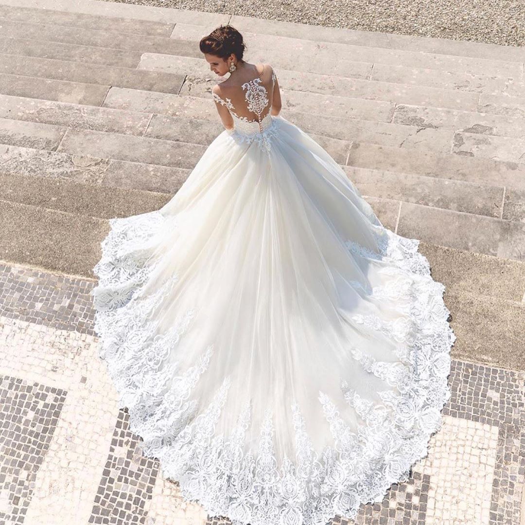 A Line Amazing Long Sleeves Lace Wedding Dresses Sheer Bateau Neck Covered Buttons Back Bridal Gowns Tulle Sweep Train Robe De Marie