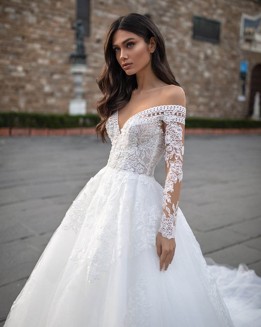 Backless Fabulous Lace Wedding Dresses Sheer Off The Shoulder Long Sleeves Bridal Gowns Appliqued A Line Sweep Train Robe De Marie