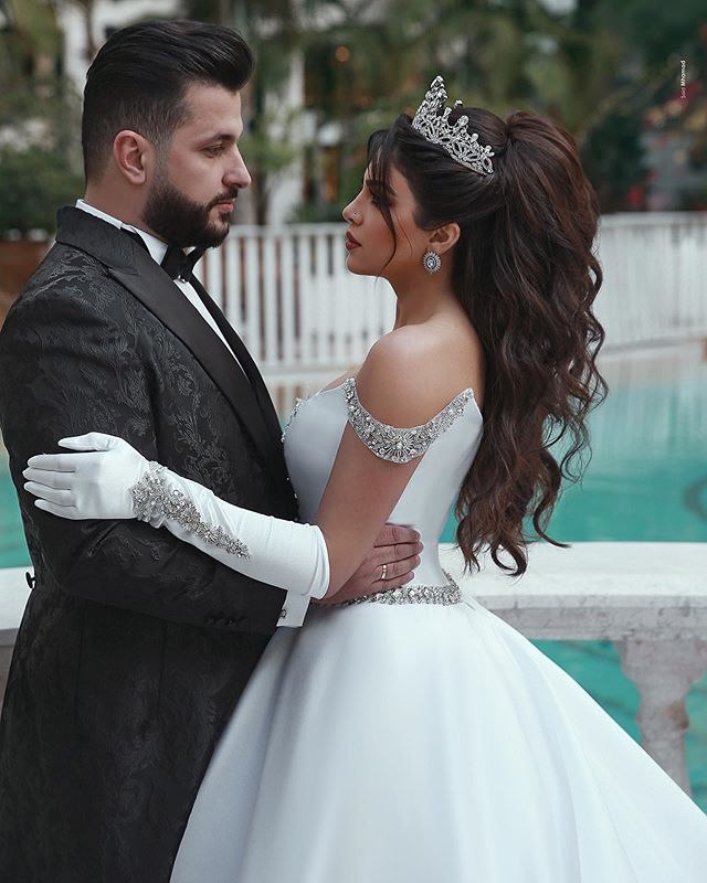 2020 Satin Ball Gown Wedding Dresses Off Shoulder Crystal Beaded Belt Sash Bridal Gown Ruffle Custom Made White Robes De Mariée