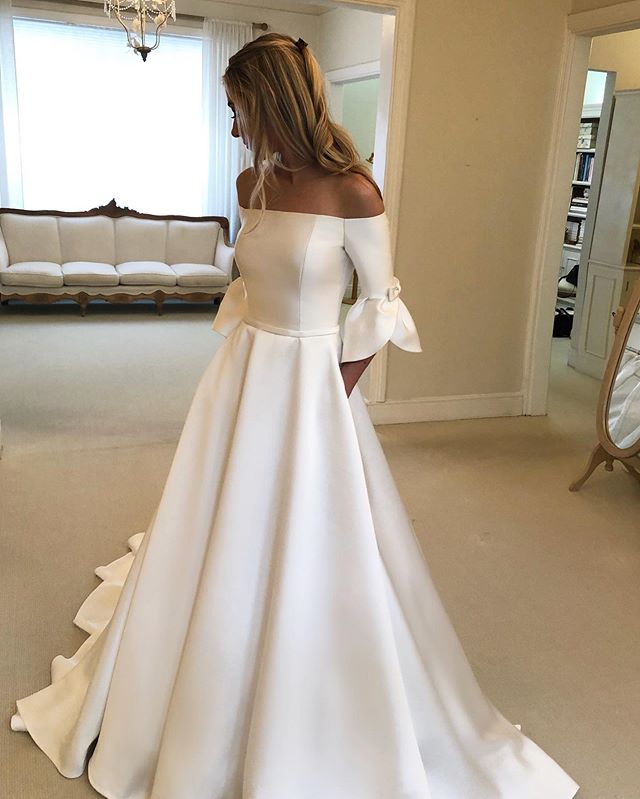 2022 Elegant Bohemia Wedding Gowns A Line Satin Bateau Covered Button Bridal Gowns Chapel Train Abiti Da Sposa