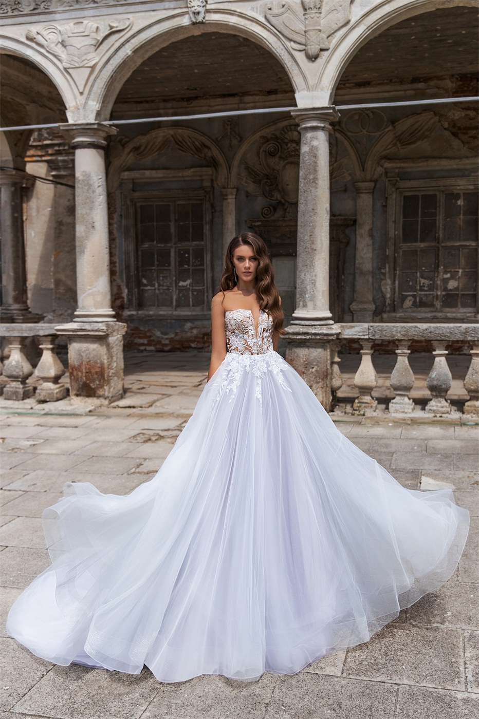 2020 Sexy A Line Wedding Dresses Illusion Bodice Sheer Neck Sleeveless Appliqued Sequins Beaded Court Train Custom Made Bridal Gowns