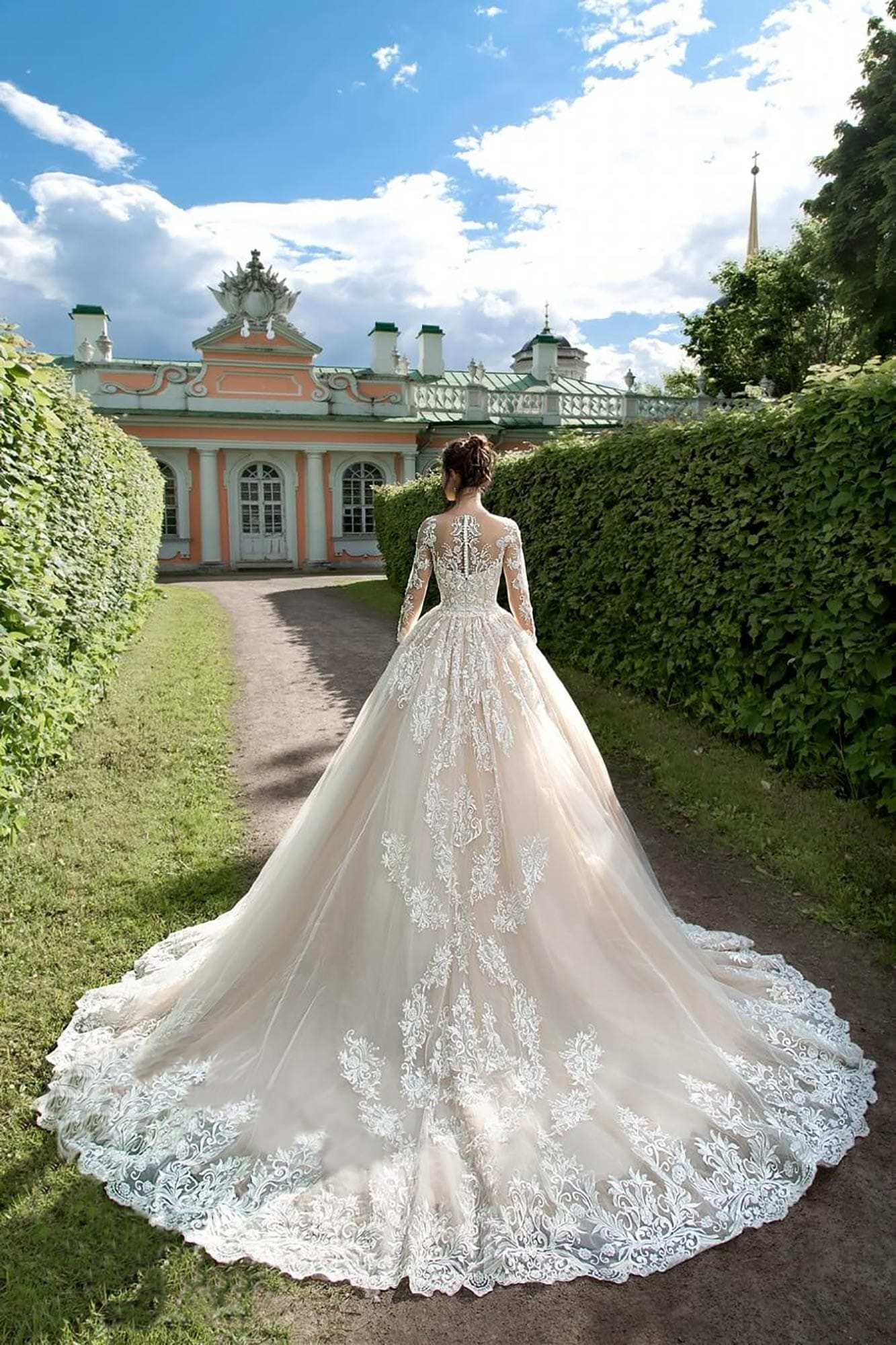 Elegant Ball Gown Wedding Dresses Jewel Long Sleeves Lace Appliques Castle Bridal Gowns 2020 Button Back Sweep Train Wedding Dress