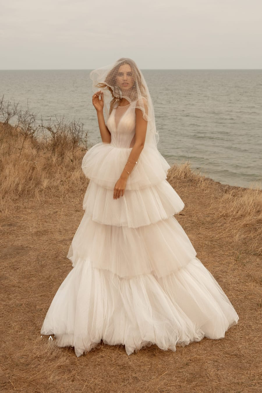 Simple A Line Ariamobridal Bohemian Dresses Jewel Neck Sleeveless Tulle Lace Tiers Button Wedding Gowns Sweep Train robe de mariée