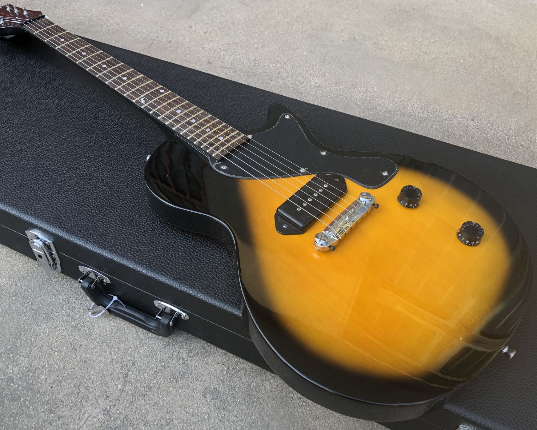 Custom Single Cut 1959 Junior Black Edge / Yellow Top Electric Guitar Single Black P 90 Pickup & Dog Ear, Wrap Arround, Black Back & Side
Custom Single Cut 1959 Junior Black Edge / Yellow Top Electric Guitar Single Black P 90 Pickup & Dog Ear, Wrap Arround, Black Back & Side