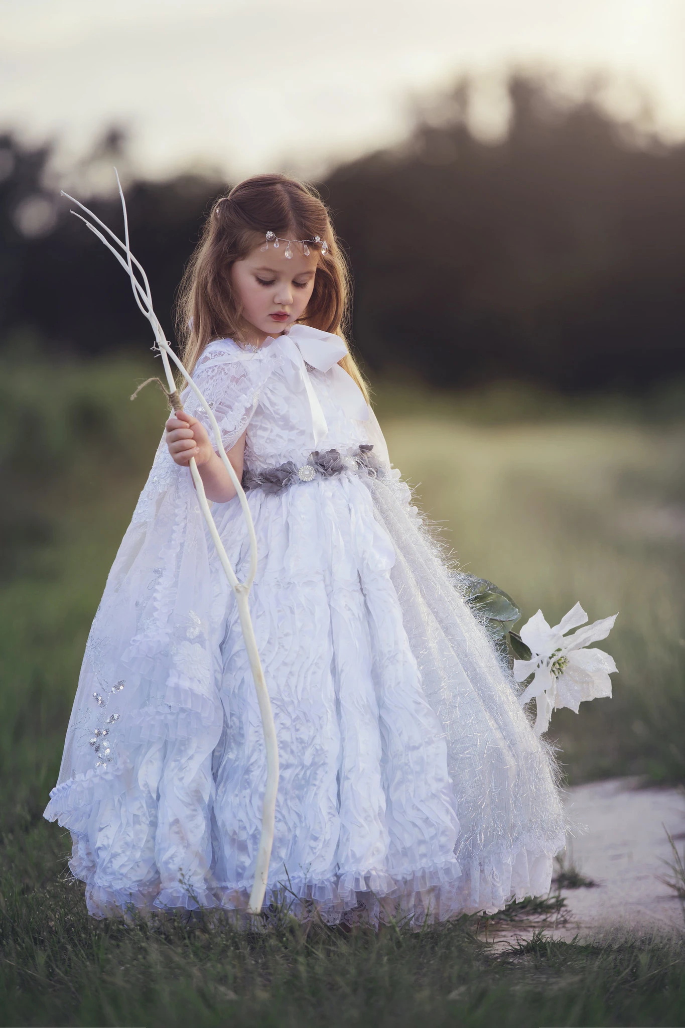 Flower Girl Dresses for Weeding White Lace with Cope Jewel Neck Floor Length Beautiful Appliqued Beaded Dress Girls Formal Pageant Gowns