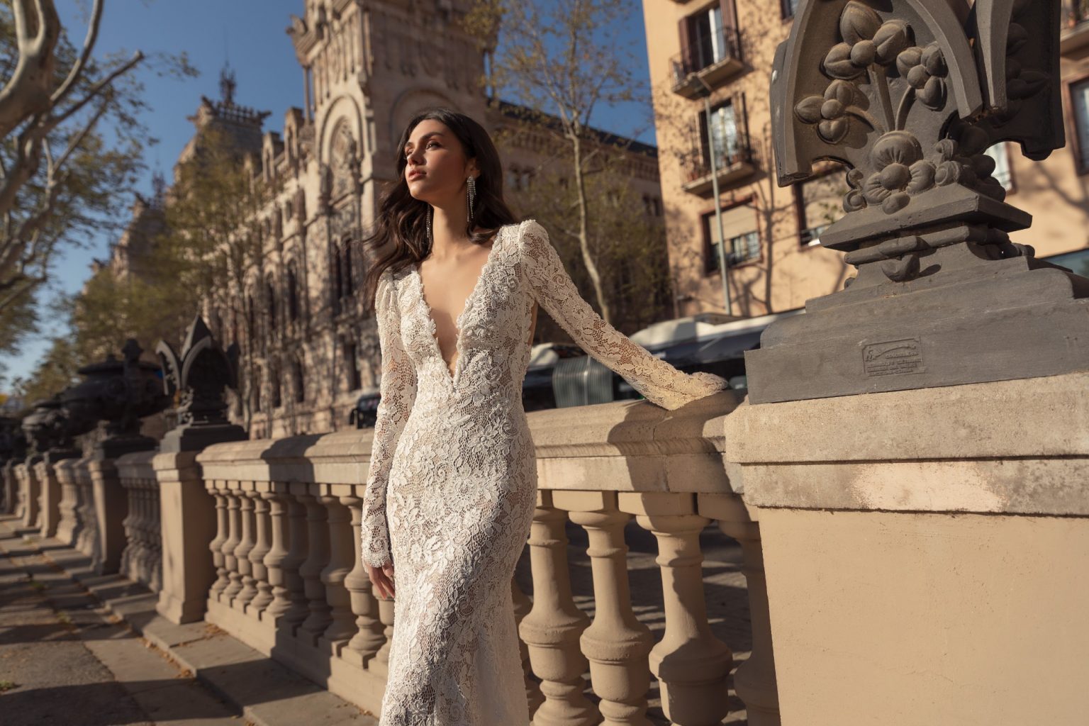 Julie Vino Mermaid Wedding Dresses Deep V Neck Lace Appliques Bridal Gowns Sexy Backless Long Sleeve Sweep Train Beach Wedding Dress