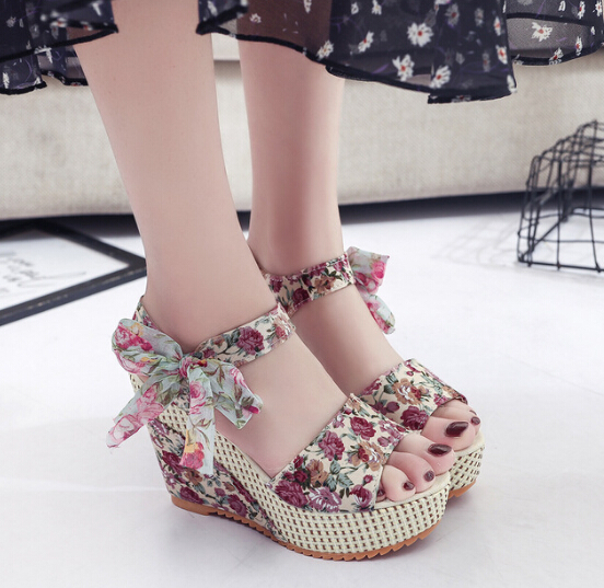 2019 spring and summer Korean version of the new floral high heel women's sandals wedge with thick platform shoes waterproof platform shoes, Pink
2019 spring and summer Korean version of the new floral high heel women's sandals wedge with thick platform shoes waterproof platform shoes, Pink