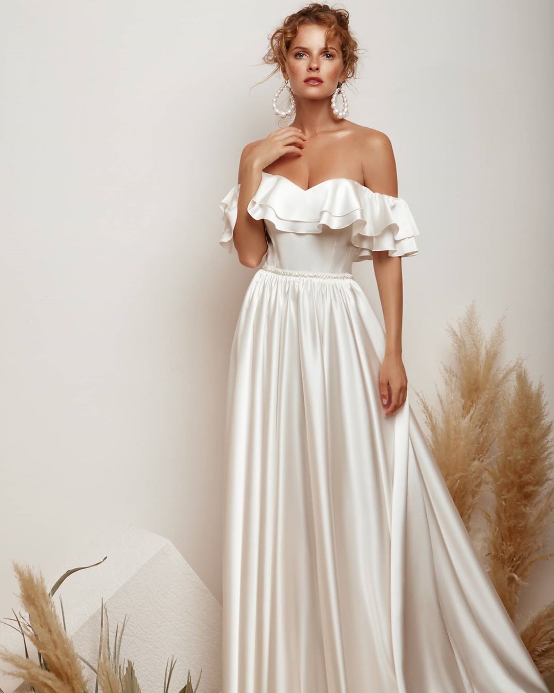 Wedding Fabulous Beaded Dresses Off The Shoulder Ruffled Neck Bridal Gowns A Line Sweep Train Satin Robe De Marie
