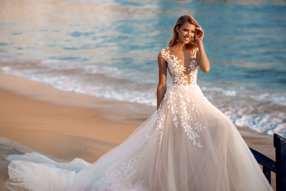 Appliqued A Attractive Line Wedding Dresses Sheer Bateau Neck Covered Buttons Back Bridal Gowns Sweep Train Tulle Robe De Marie