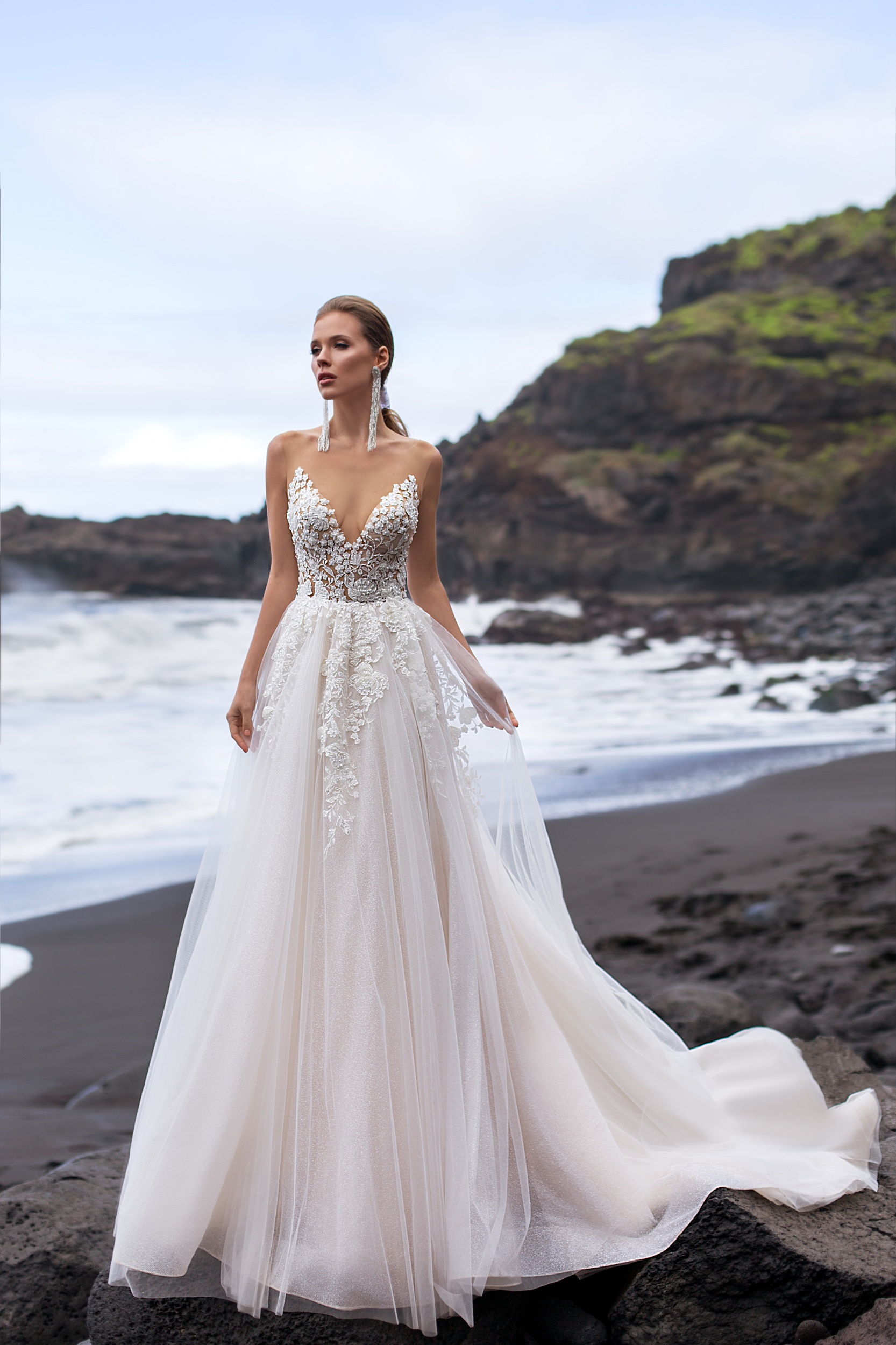 Sexy Illusion Wedding Dresses Deep V Neck Lace Applique Backless Sweep Train Boho Beach Country Plus Size Tulle Bridal Gowns