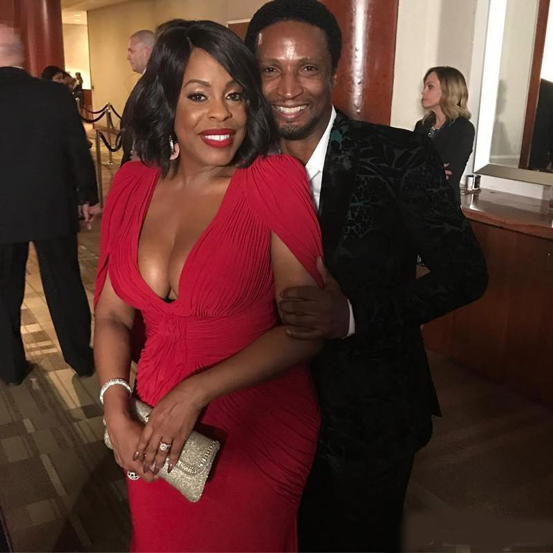 Niecy Nash Plus Size Red Golden Globe Red Carpet Cheap Evening Gowns with Cape Mermaid Chiffon Deep V-Neck Women Formal Celebrity Dress