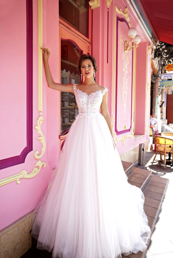 A Line Wedding Dresses Sheer Neck Lace Appliques Bridal Gowns Illusion Beach Backless Tulle Sweep Train Wedding Dress