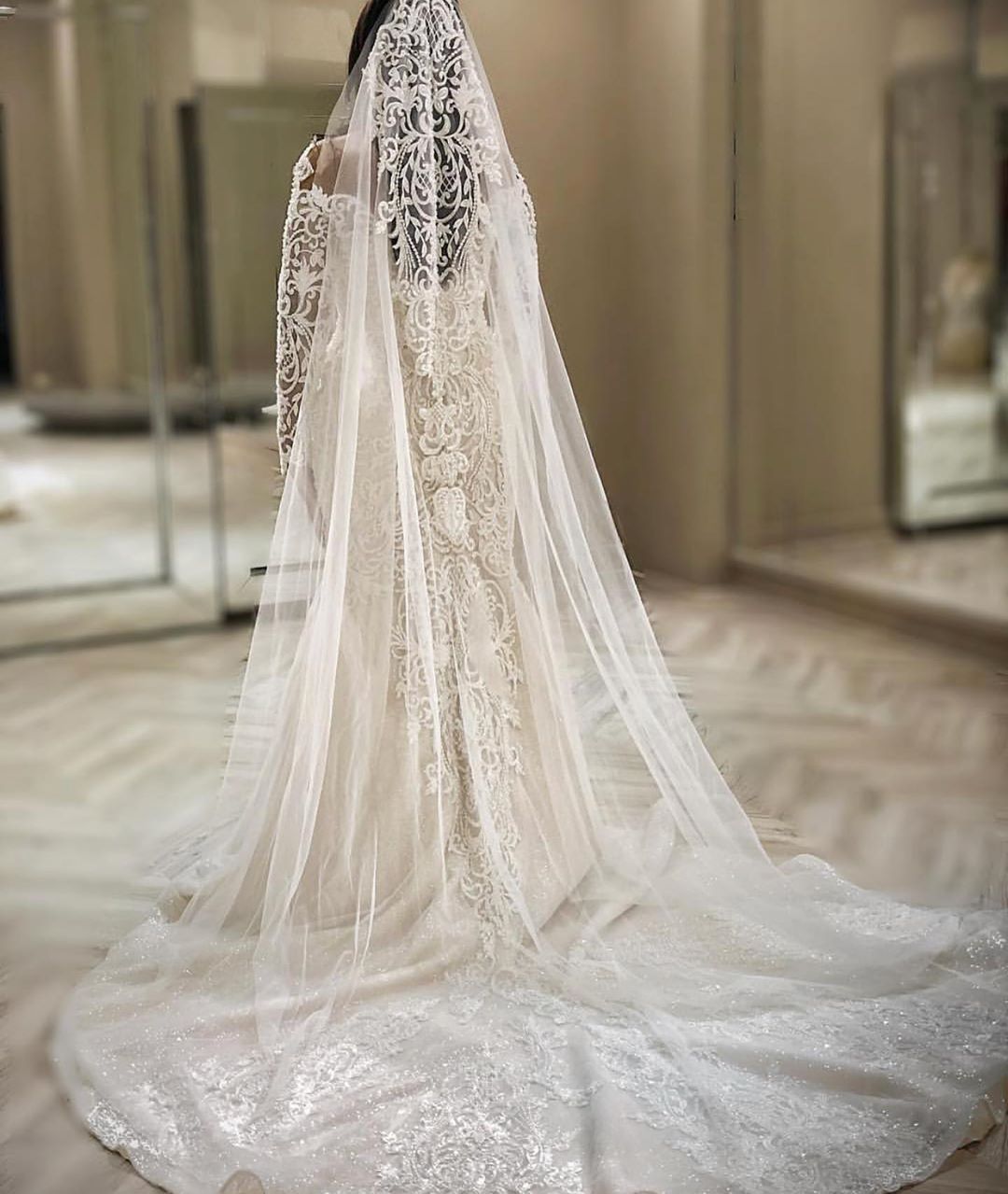 Romantic Long Sleeve Mermaid Wedding Dresses Off Shoulder Lace Vintage Bridal Gowns Bacless Beads Sweep Train Formal Wedding Dress