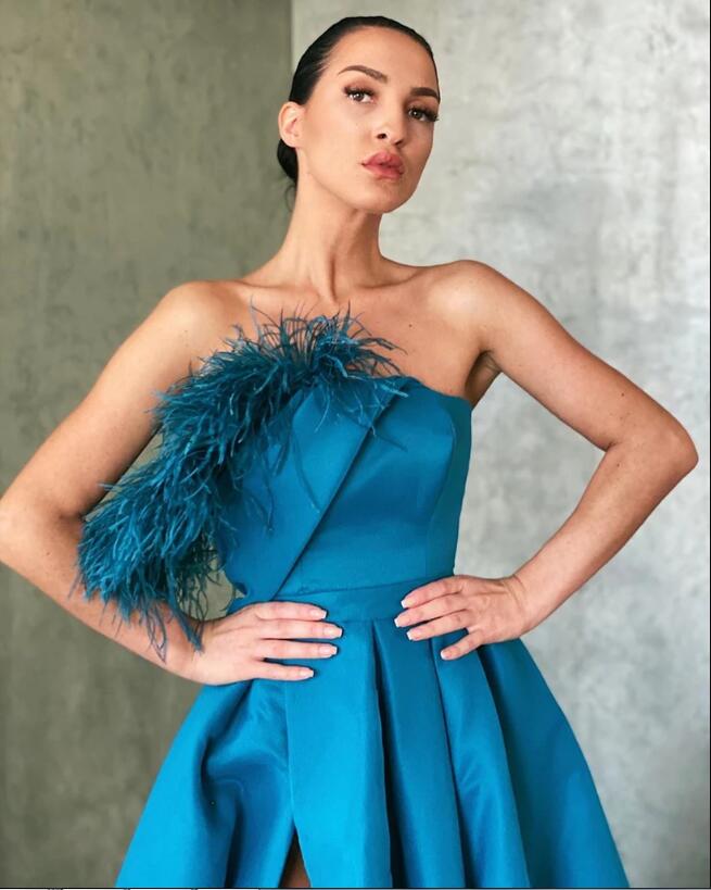 Abendkleider A Line Peacock Blue Prom Dresses Feather High Side Split Floor Length Formal Evening Dresses Satin Ruffles Cheap Party Gowns