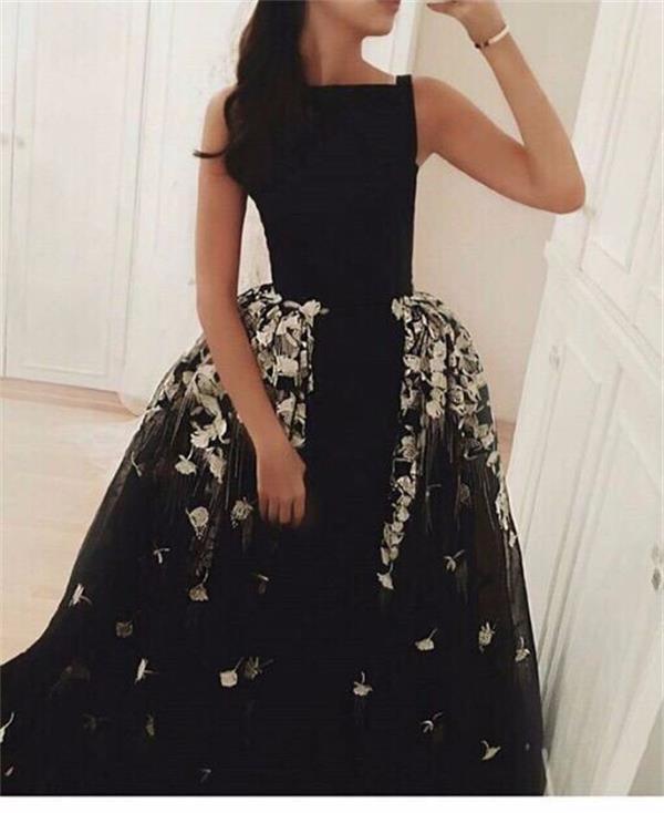 Setwell Black Jewel A-line Prom Dresses Sleeveless Lace Appliques Floor Length Party Evening Gowns With Overskirt