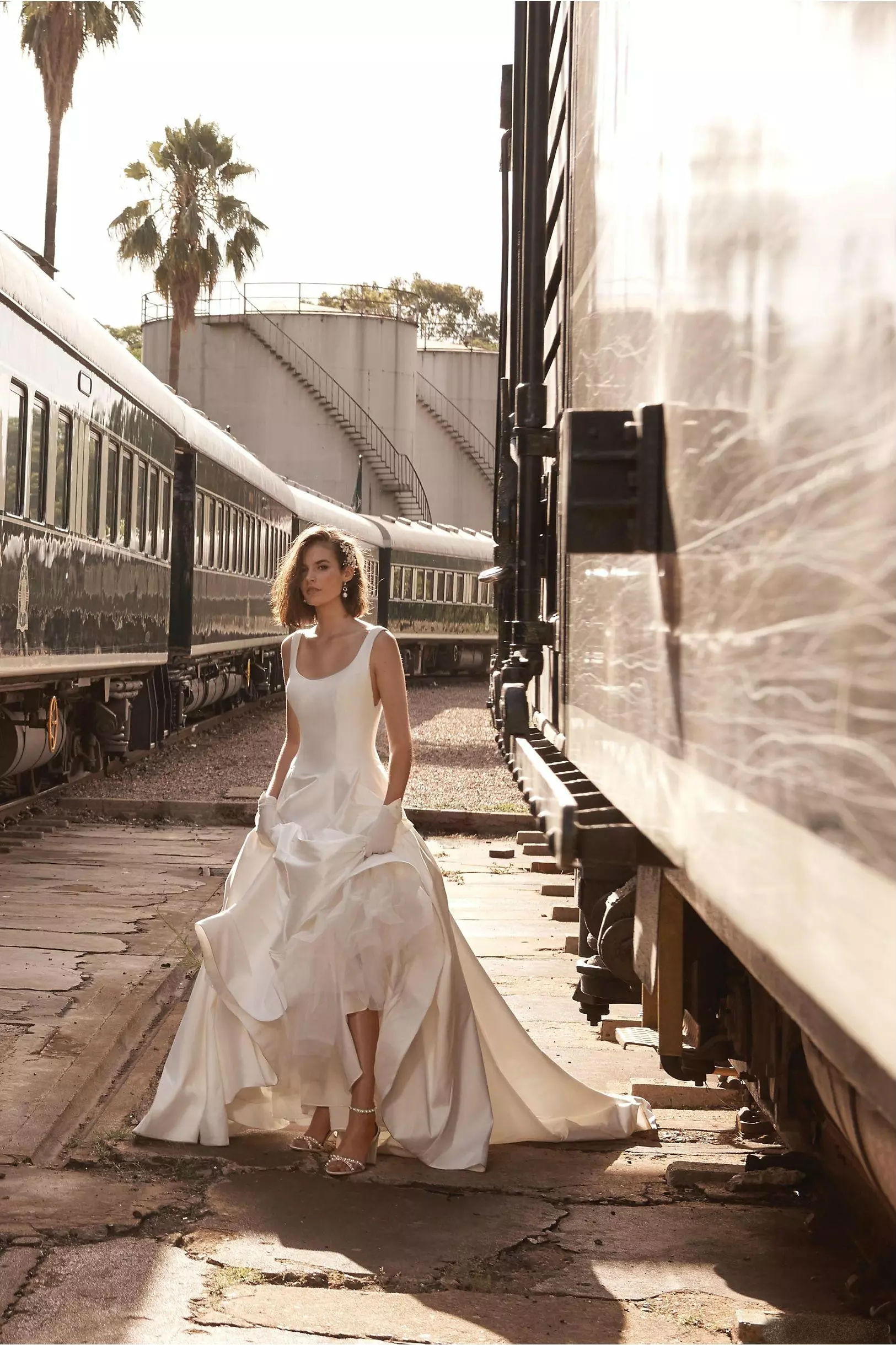 2019 BHLDN A Line Wedding Dresses Scoop Neck Satin Sweep Train Beach Wedding Dress Backless Bridal Gowns Plus Size robe de mariée