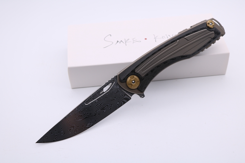 SMKE Knives Custom Svarn II Flipper Pocket Folding Knife Damascus Blade Carbon Fiber And Bronze Titanium Handle Survival Tactical Knife
SMKE Knives Custom Svarn II Flipper Pocket Folding Knife Damascus Blade Carbon Fiber And Bronze Titanium Handle Survival Tactical Knife