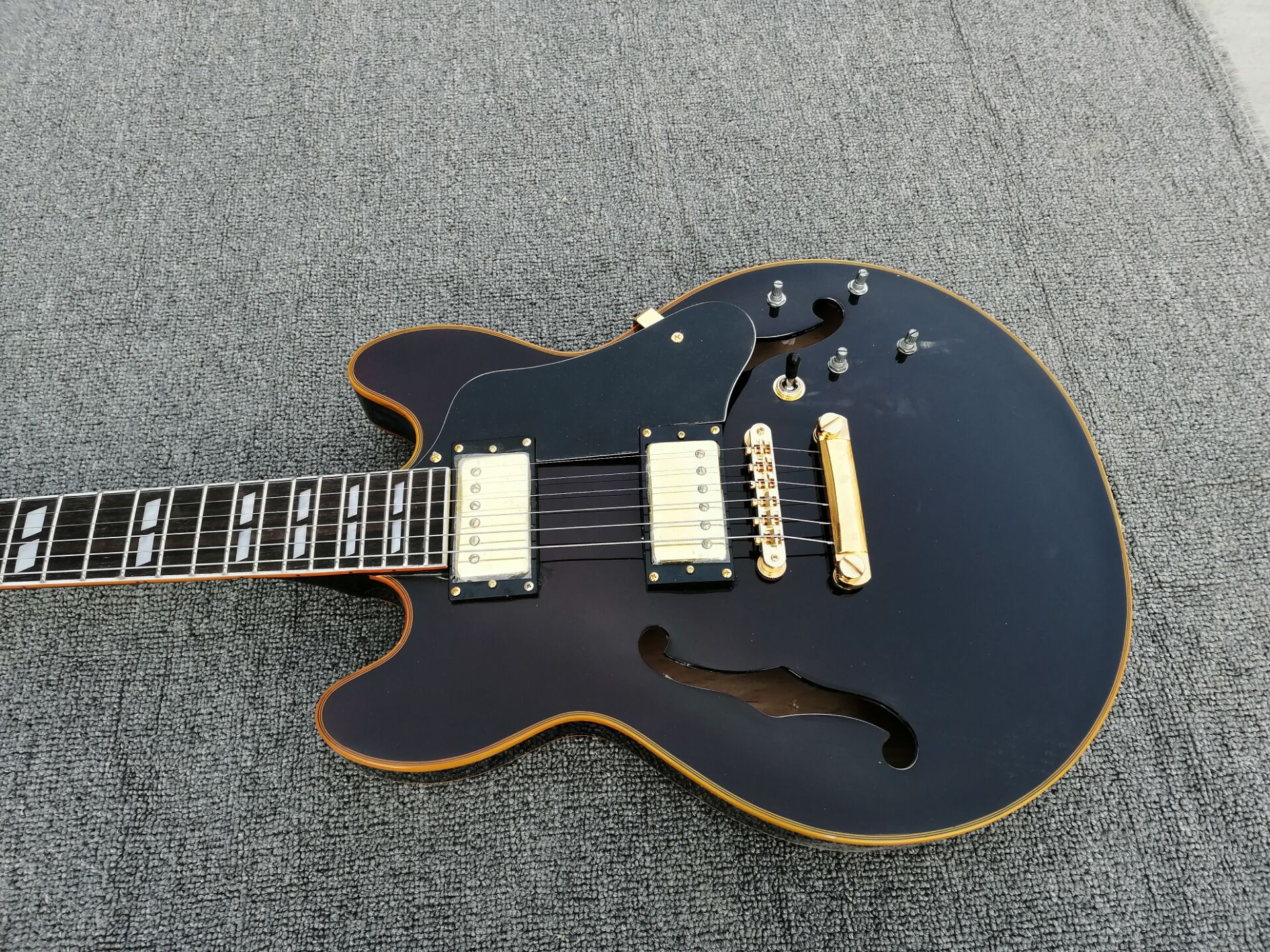 Small Size 339 Semi Hollow Body Black Jazz Electric Guitar Double F Holes, Yellow Body Binding, Gold Hardware, Double Slash Fretboard Inlay
Small Size 339 Semi Hollow Body Black Jazz Electric Guitar Double F Holes, Yellow Body Binding, Gold Hardware, Double Slash Fretboard Inlay