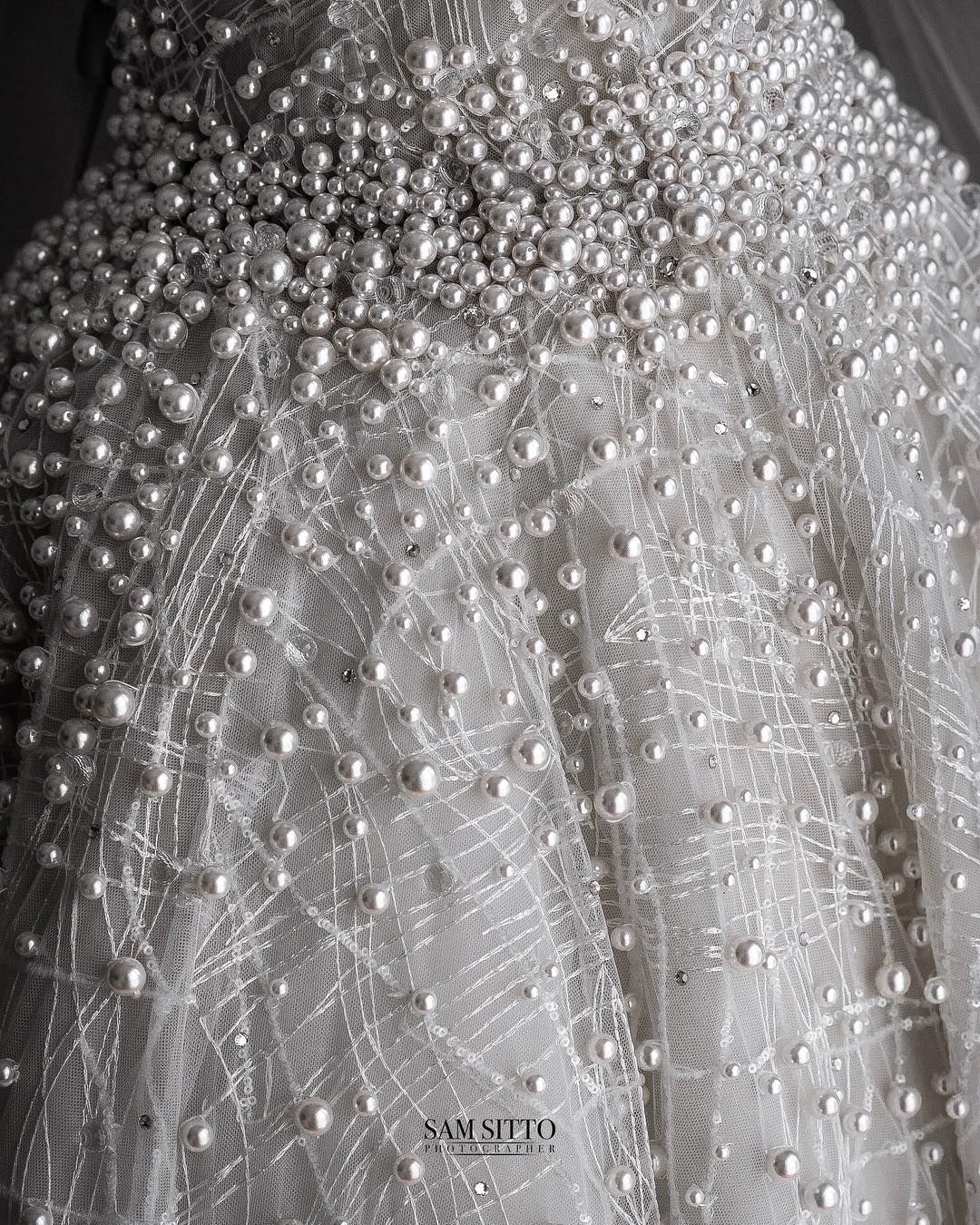 2020 Modest Elegant Strapless Ball Gown Sleeveless Wedding Dresses Lace Applique Pearls Wedding Gowns Sweep Train Bridal Gowns