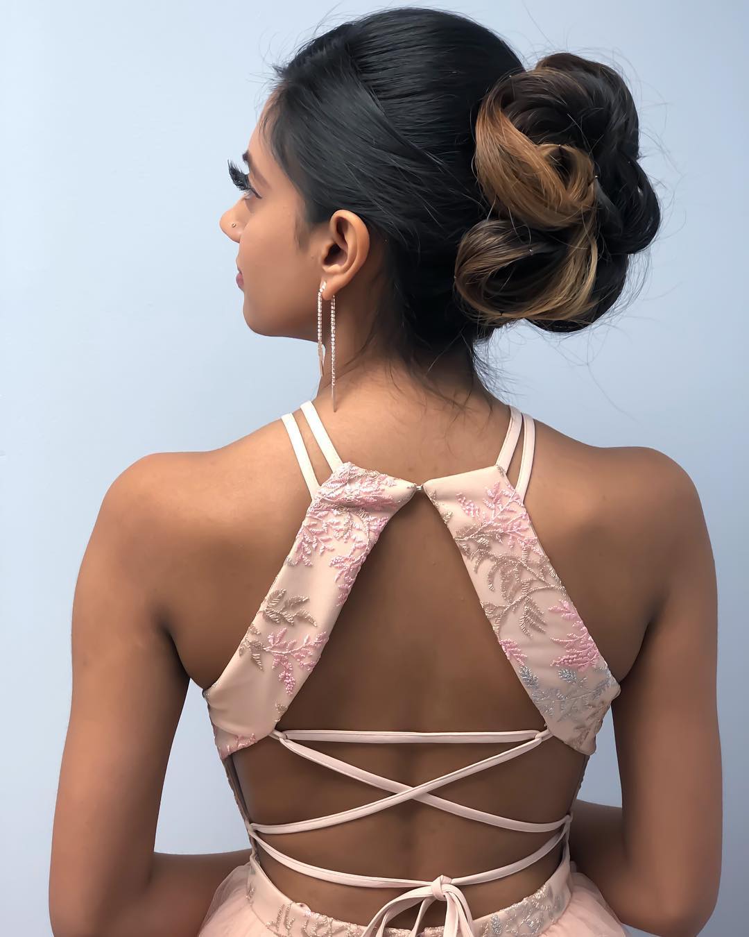 Modest Customized A Line Sleeveless Prom Dresses Applique Halter Evening Dress Tulle Floor Length Hollow Formal Party Bridesmaid Gown 0508